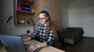 Студентка в комнате нового студенческого кампуса
