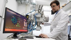 Преподаватель кафедры радиофизики и электроники в лаборатории 