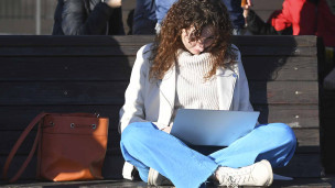 Девушка с ноутбуком