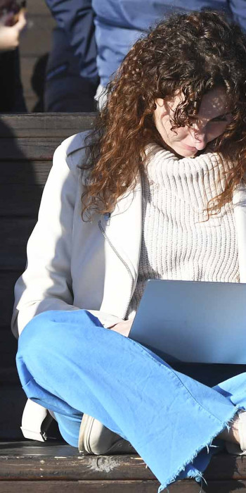 Девушка с ноутбуком