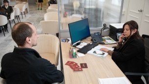  Посетитель в государственном фонде "Защитники Отечества"