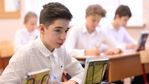 Ученик на уроке в школе