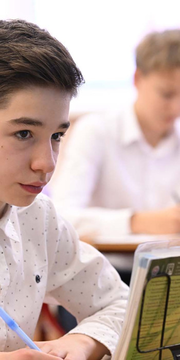 Ученик на уроке в школе