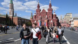 Люди гуляют по Красной площади в Москве