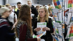 Люди с буклетами о профориентации