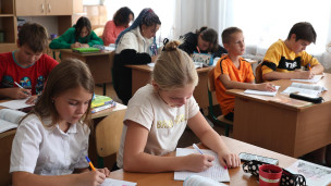 Школьники на уроке 