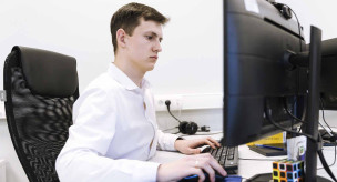 офисный работник за компьютером