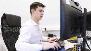 офисный работник за компьютером