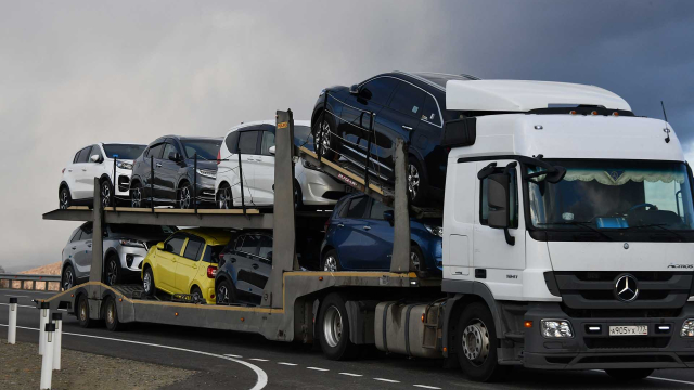 Автовоз с автомобилями