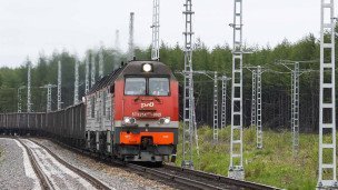 Грузовой поезд РЖД едем по железной дороге БАМ