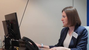 Сотрудница во время работы в офисе