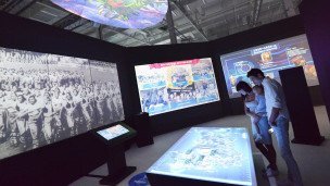 Посетители на экспозиции мультимедийного исторического парка