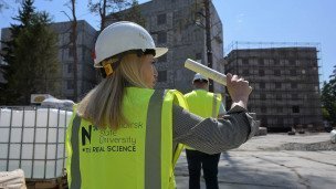 Представительница подрядной организации во время строительства зданий студенческих общежитий в новом кампусе 