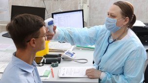 Медработник и пациент во время медосмотра