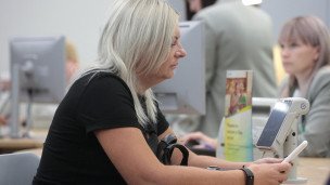 Посетительница офисе банка