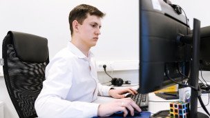 Сотрудник за компьютером