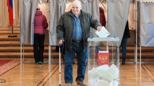 Избиратель голосует на выборах президента РФ в Берлине