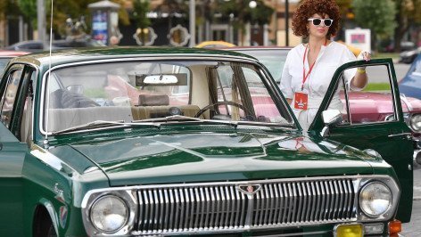 Женщина около ретро автомобиля "Волга"