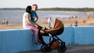 Семья с коляской на набережной