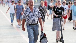Прохожие на улицах города