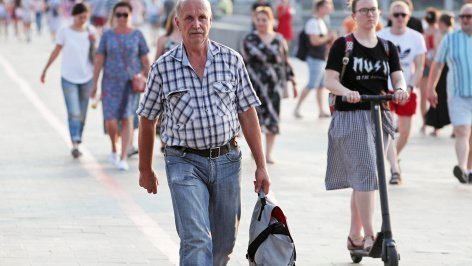 Прохожие на улице города