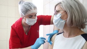 Медицинский работник делает пациенту прививку вакциной от кори