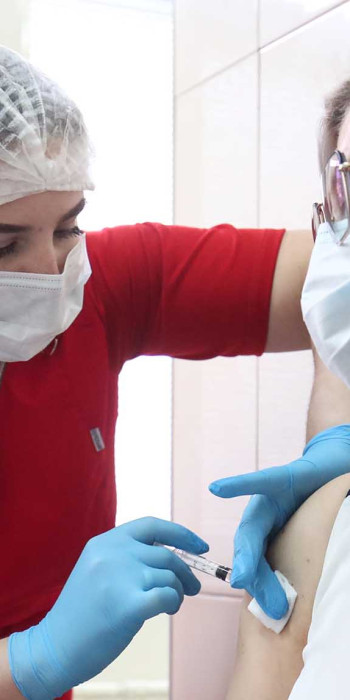 Медицинский работник делает пациенту прививку вакциной от кори