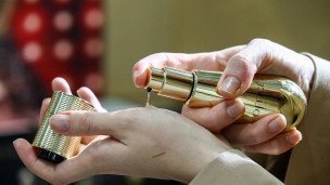  Посетительница с сывороткой на международной выставке парфюмерно-косметической отрасли
