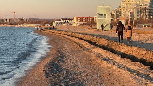 Городской пляж в Анапе после уборки нефтепродуктов
