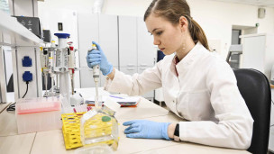 девушка в научной лаборатории