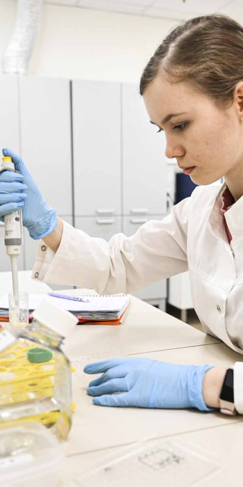 девушка в научной лаборатории