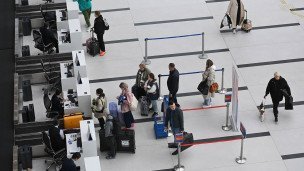 Пассажиры  в терминале аэропорта вид сверху