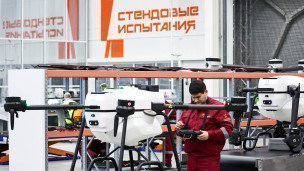 Сотрудник научно-производственного центра беспилотных авиационных систем