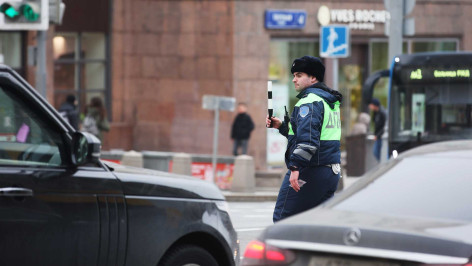 Сотрудник ДПС в центре города