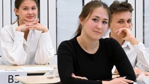 Школьники перед началом единого государственного экзамена 