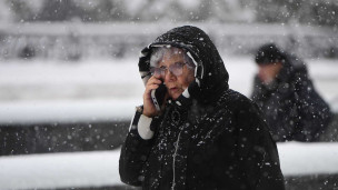 Пожилая Женщина с телефоном зимой