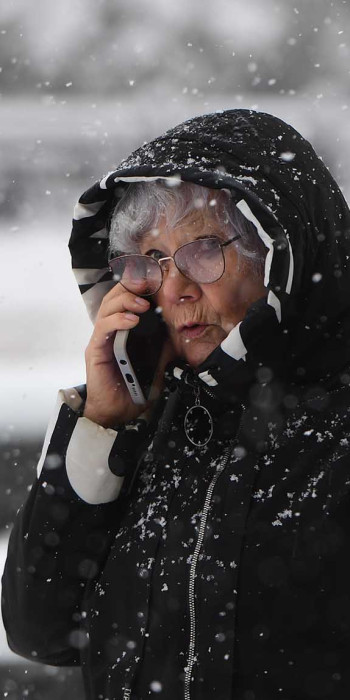 Пожилая Женщина с телефоном зимой