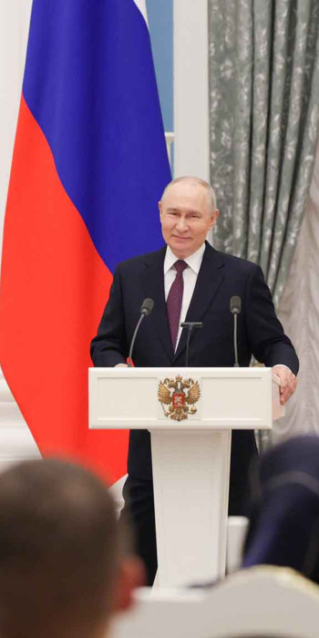 Президент РФ Владимир Путин и учитель физкультуры из Новосибирской области Александр Захаров