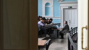 Преподаватель проводит занятие с группой студентов магистратуры