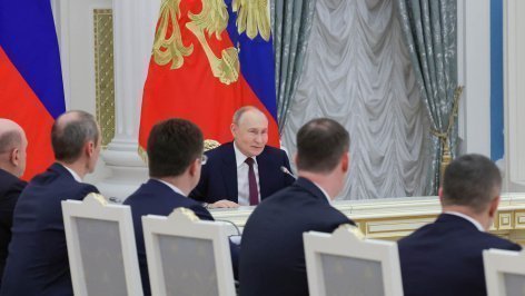 Президент РФ Владимир Путин (в центре) во время встречи с новым составом кабинета министров в Кремле