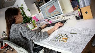 Сотрудница архитектурной студии за работой