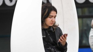 devushka-s-telefonom