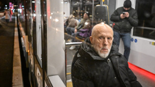 Пенсионер в трамвае 