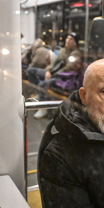 Пенсионер в трамвае 