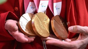 Медали в руках паралимпийского чемпиона