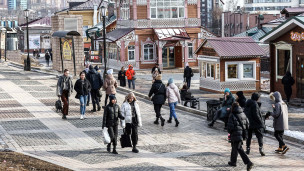 прохожие на улицах города