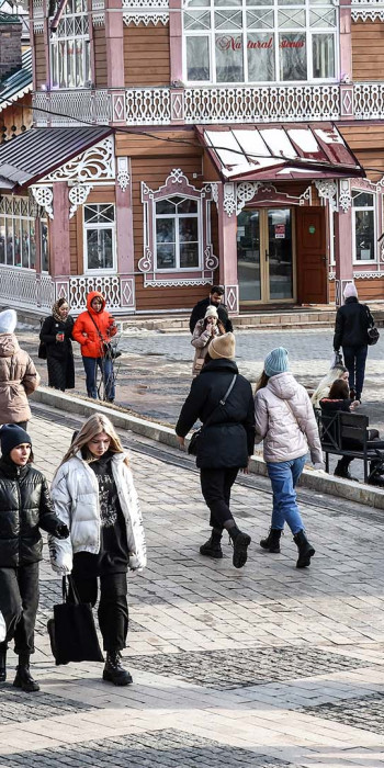 прохожие на улицах города