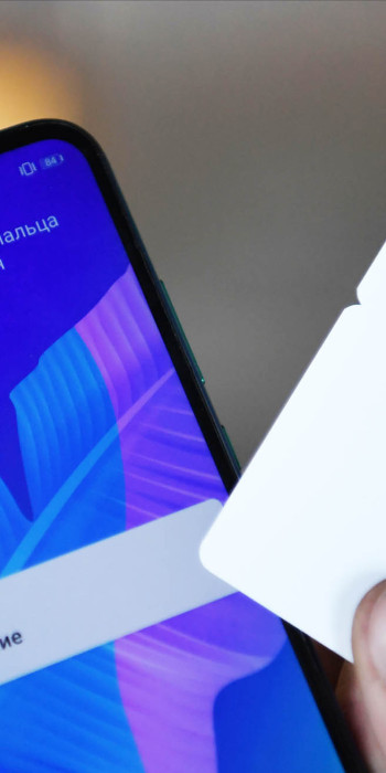 сим-карта и смартфон в руке