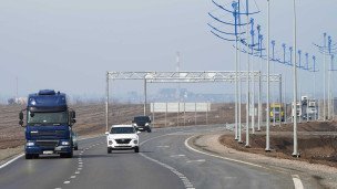 Автомобили на трассе «Новороссия»