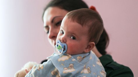 Женщина с ребенком на руках